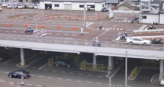 ◆雨や雪の日でも安心!2階建てコースで快適教習!